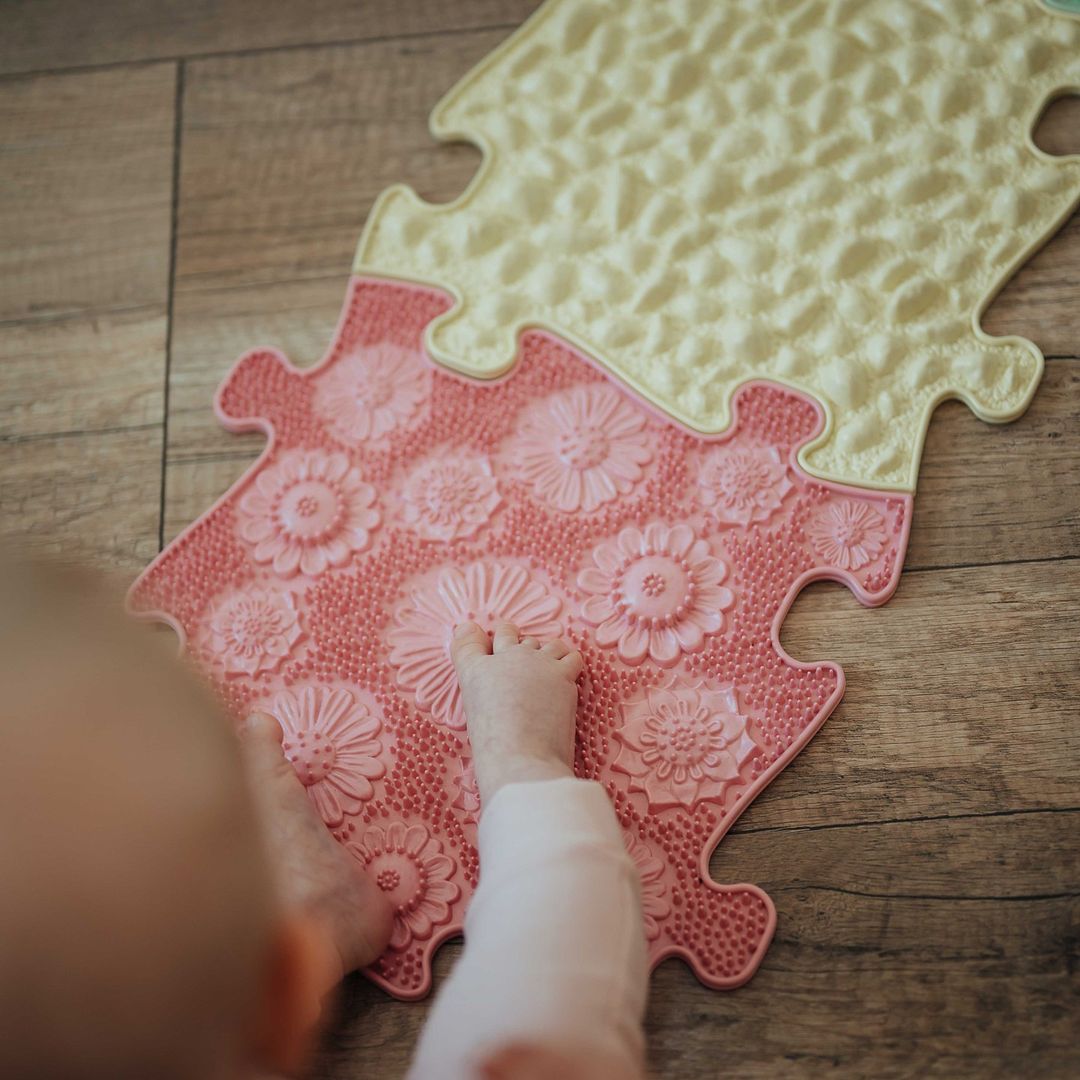 babies toes touching the sensory mat for flat feet issue. shop at Tinnitots