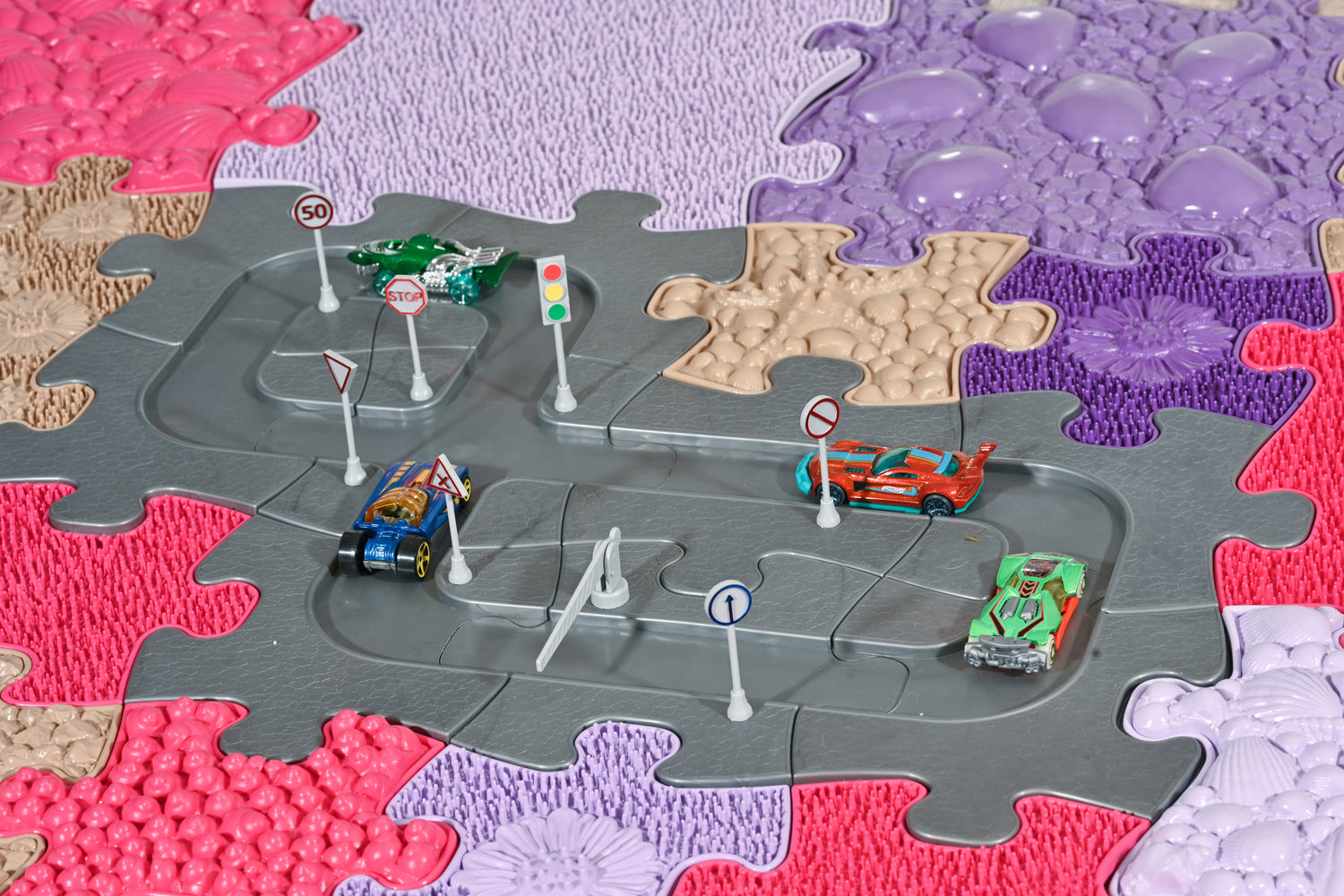 Car track play set with no batteries 