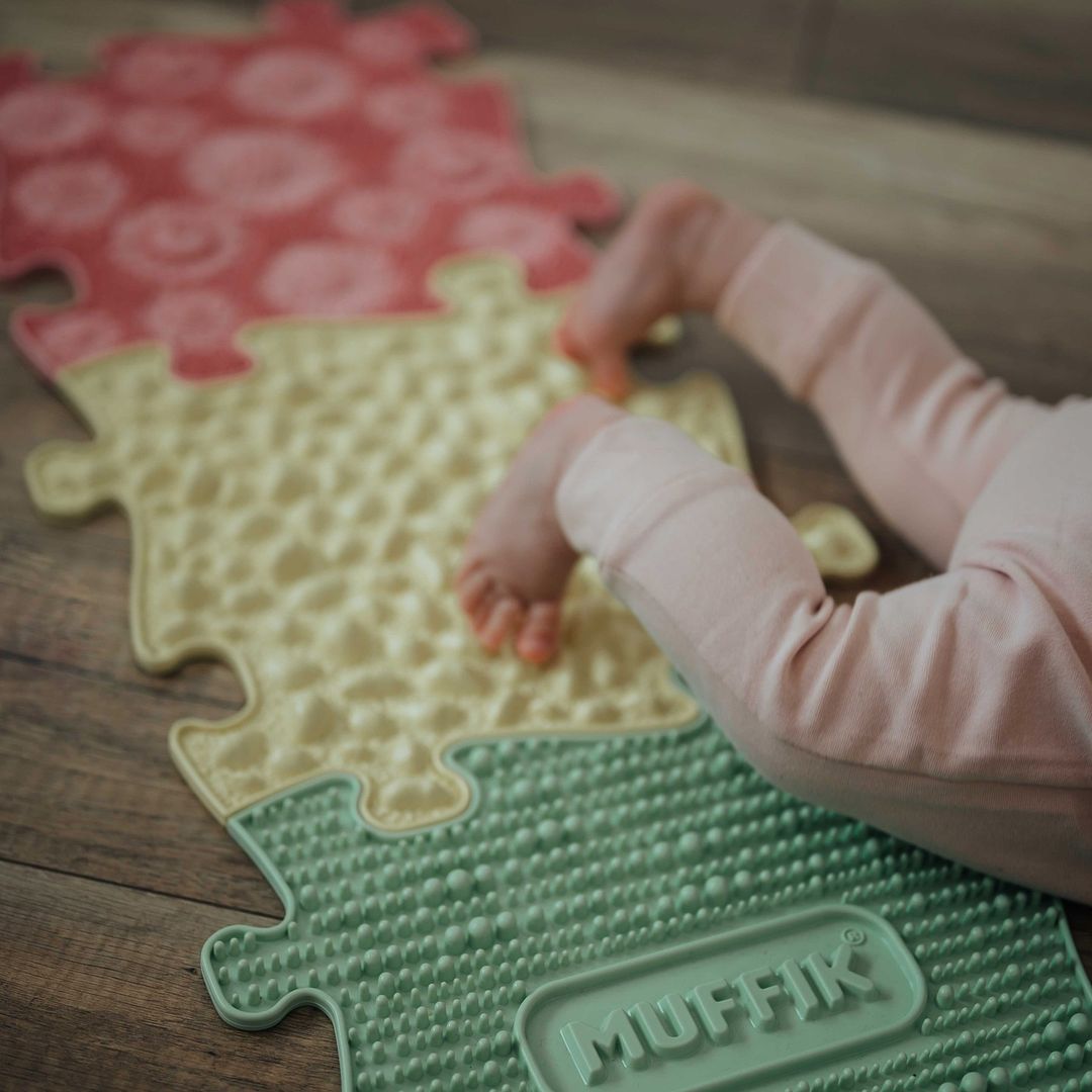 babies toes touching the sensory mat for motor skills. shop at Tinnitots