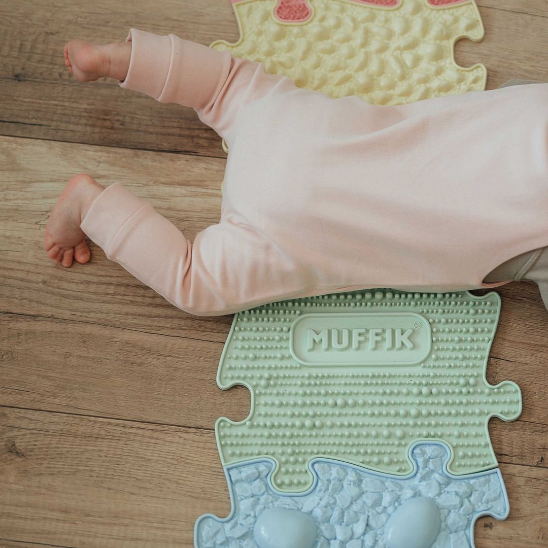 babies toes touching the sensory mat for motor skills. shop at Tinnitots