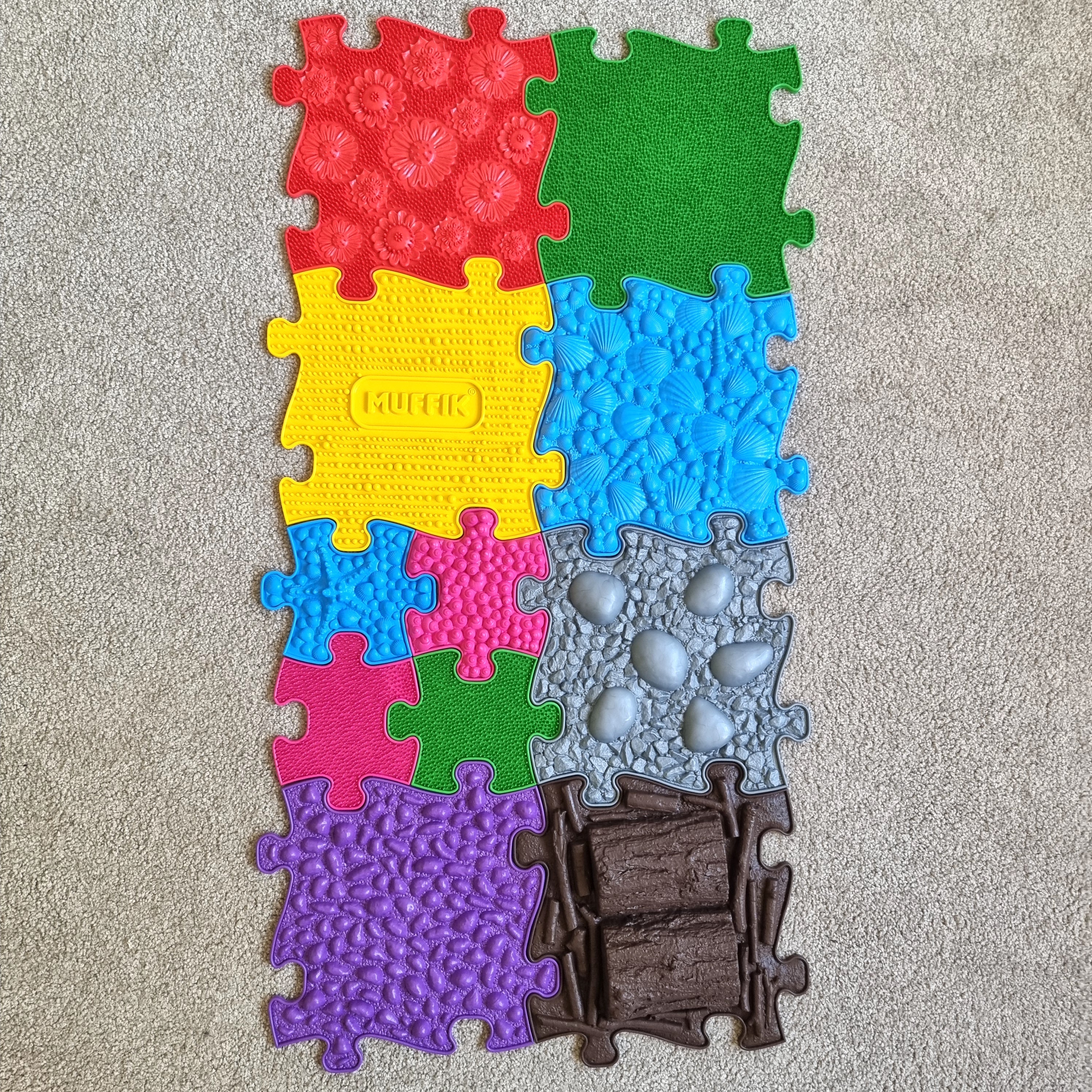 Medium textured playmat with 11 pieces
